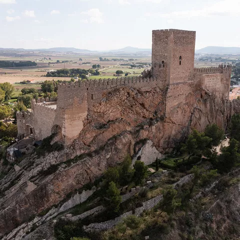 Vista aérea de fortaleza sobre colina