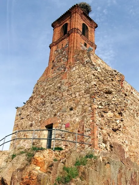 Torre de piedra y ladrillo vista desde abajo