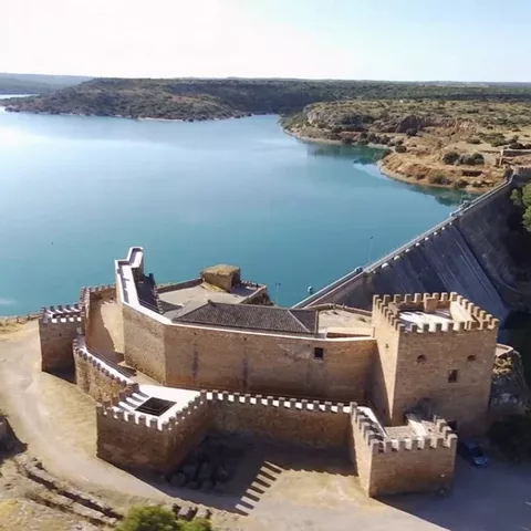 Vista aérea de fortaleza junto a embalse de aguas tranquilas