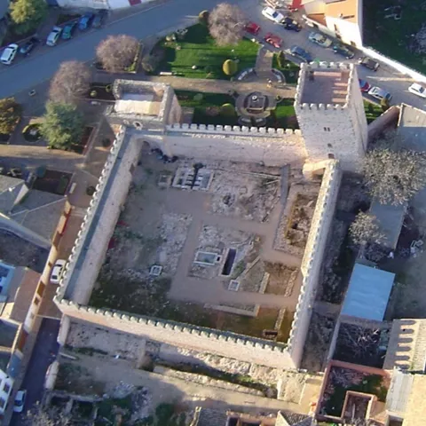 Vista cenital de recinto amurallado y plaza ajardinada