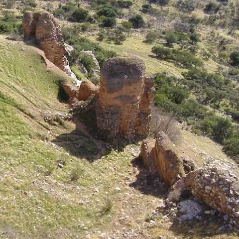 Tramo de muralla en ladera rocosa