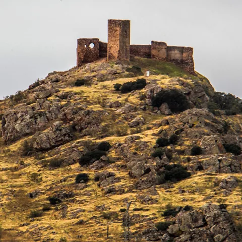 Restos de fortaleza en lo alto de un cerro rocoso