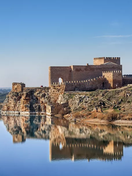 Castillo medieval reflejado en aguas tranquilas