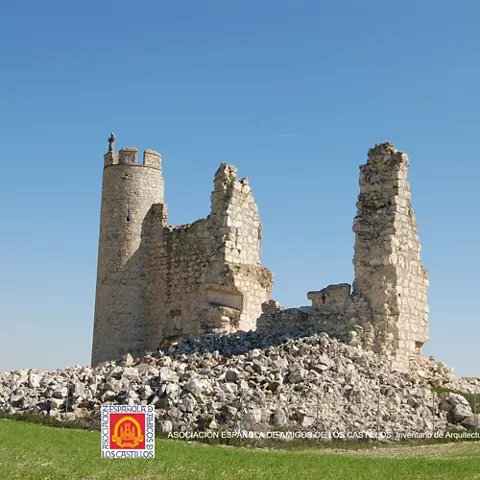 Restos de fortaleza de piedra sobre montículo de escombros