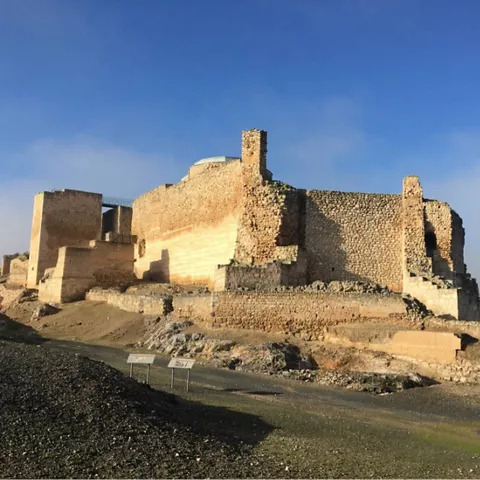 Murallas de piedra vistas desde el exterior bajo cielo despejado
