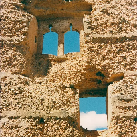 Ventana de ruina medieval en piedra.