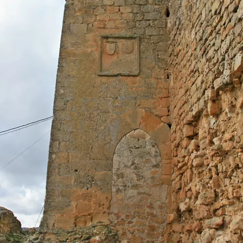 Torre en ruinas bajo cielo nublado.