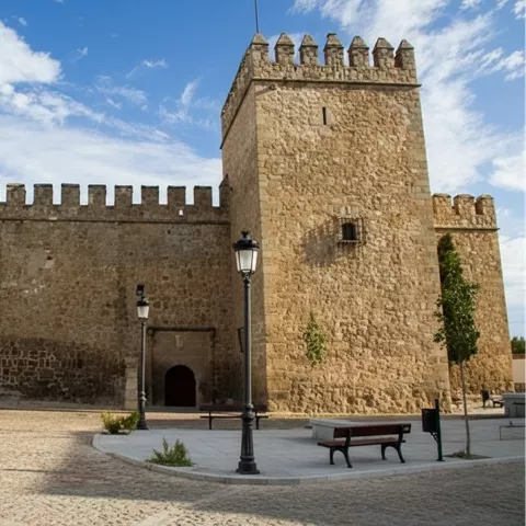 Castillo cuadrado de piedra bajo cielo nublado