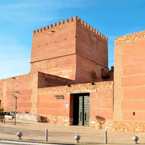 Fachada principal con torres y acceso monumental