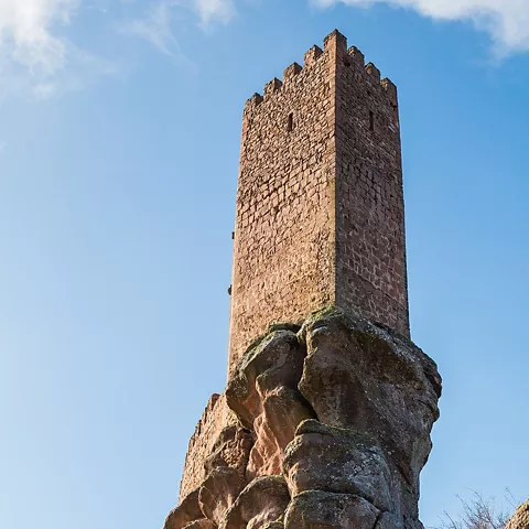Torre de piedra sobre formación natural