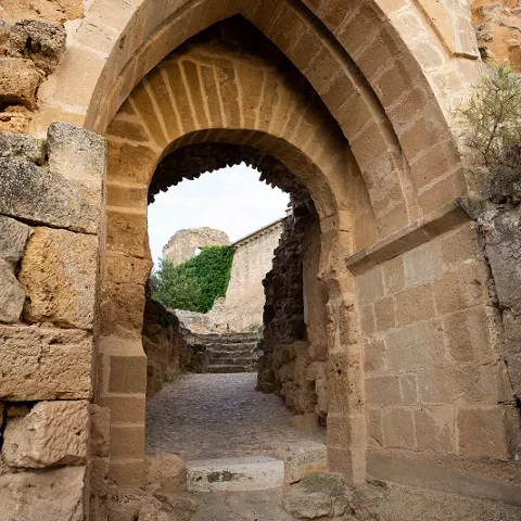 Arco gótico de entrada en fortaleza medieval.