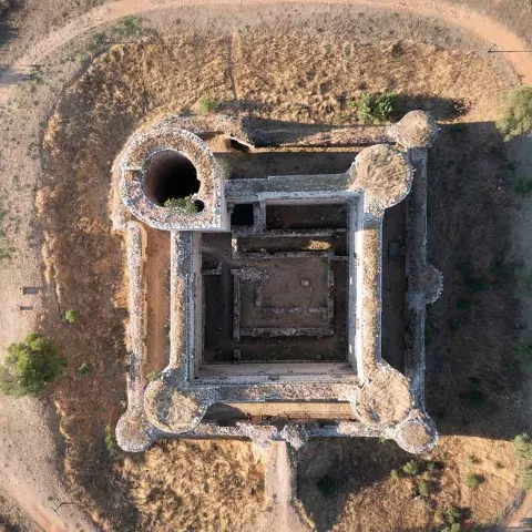 Vista aérea de un y rodeado de vegetación.