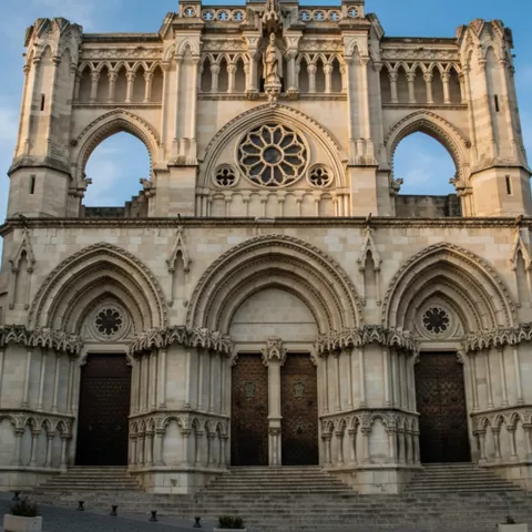 Fachada principal con rosetón y arcos apuntados