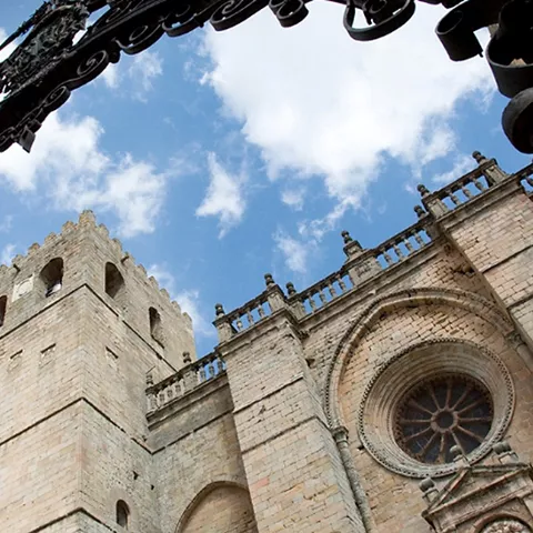 Catedral medieval con torre y rosetón.