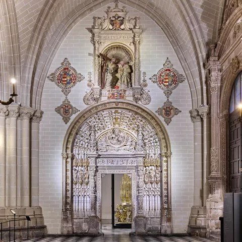Interior de catedral gótica