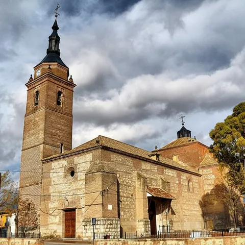 Iglesia con cielo nublado
