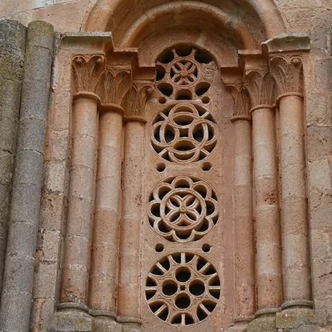 Detalle de celosías de piedra en ventana románica