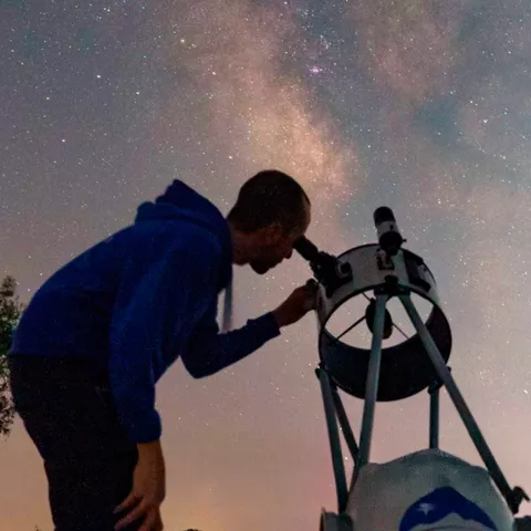 Observación astronómica nocturna.