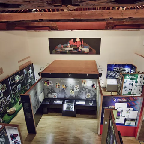 Sala de exposición con paneles informativos y objetos culturales.