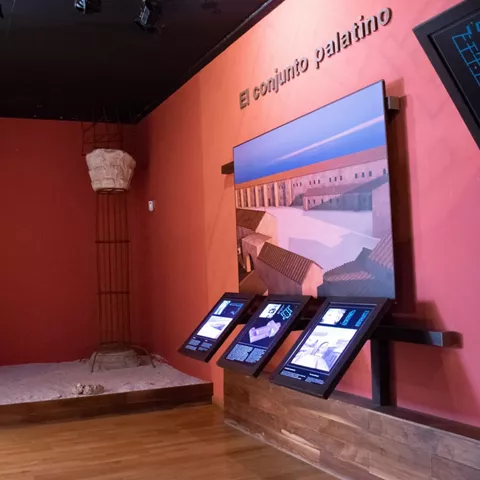 Exposición sobre arquitectura palatina antigua.