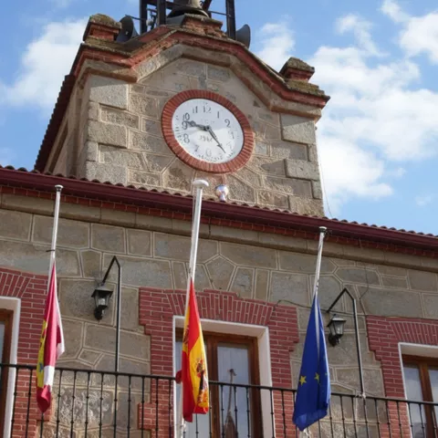 Detalle de reloj en torre de edificio histórico