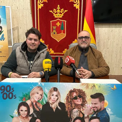Rueda de prensa con cartel de festival musical