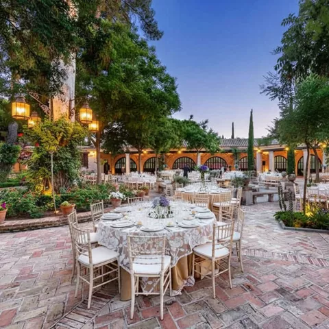 Patio exterior preparado para banquete al atardecer.