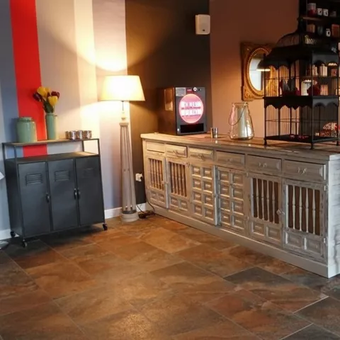 Interior acogedor con aparador de madera y carrito auxiliar.