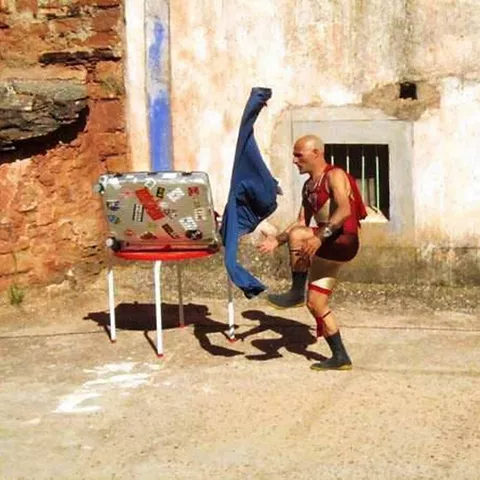 Número circense con acrobacia y maleta en un espacio urbano