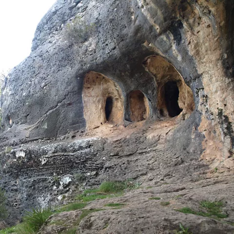Entradas talladas en la roca.