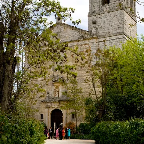 Fachada de iglesia con torre cuadrada.