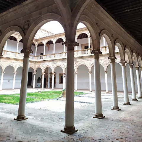 Galería de claustro con arcos y columnas