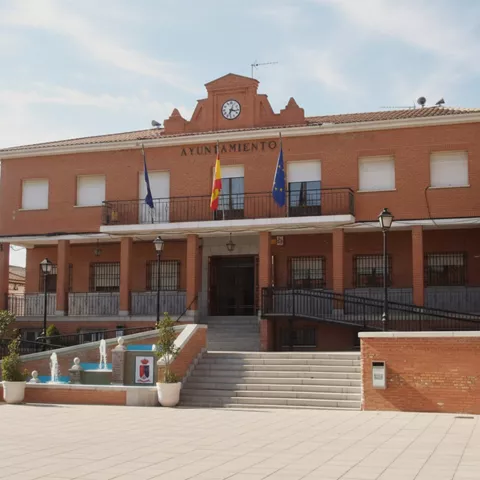 Fachada de edificio municipal con escalinata y reloj
