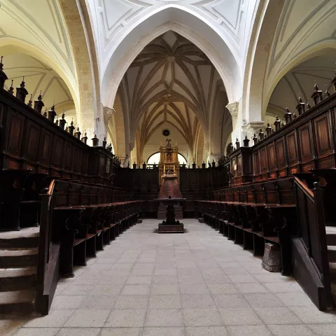 Coro de madera en templo histórico.
