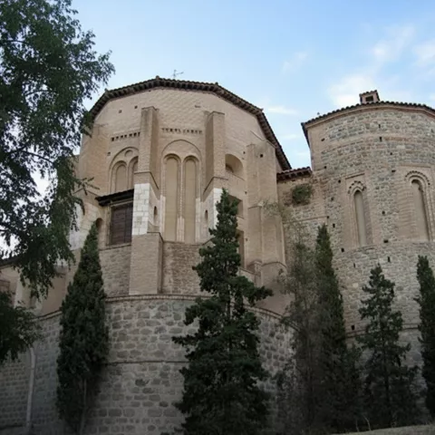 Cabecera de iglesia con ábsides de ladrillo y piedra