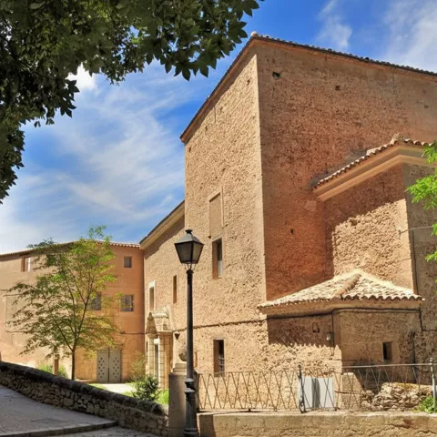 Fachada de edificio histórico en calle empedrada