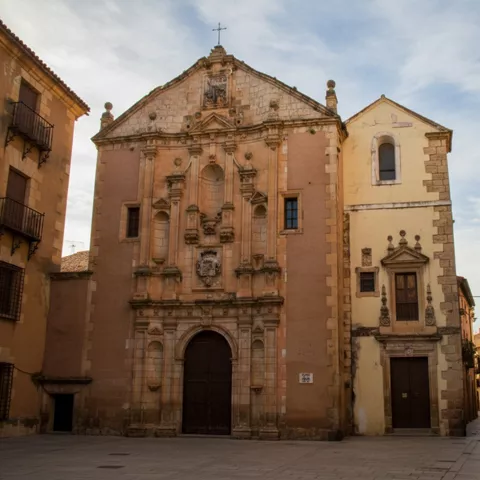Iglesia barroca junto a calle estrecha