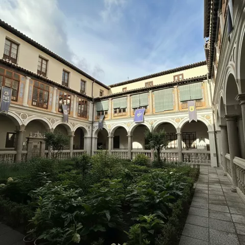 Claustro con jardín interior y arquerías de dos plantas