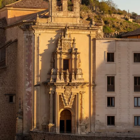 Portada barroca iluminada al atardecer