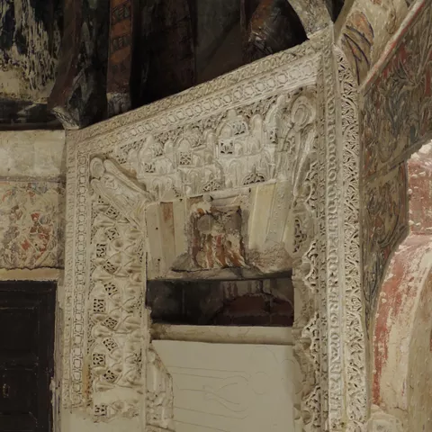 Sepulcro decorado con relieves góticos y restos de pintura