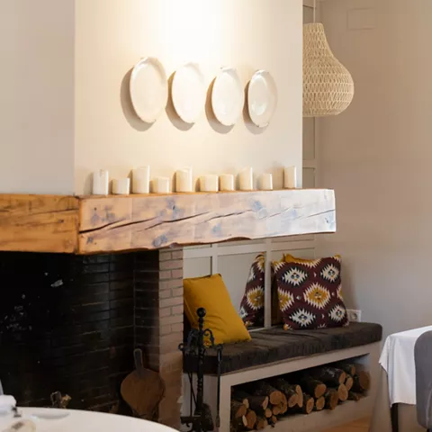 Salón rústico con chimenea y velas