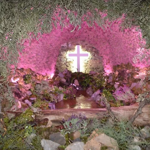 Altar vegetal con cruz iluminada