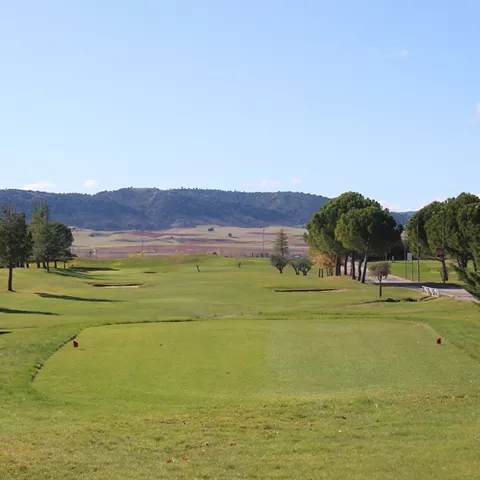 Panorámica de campo de golf entre colinas