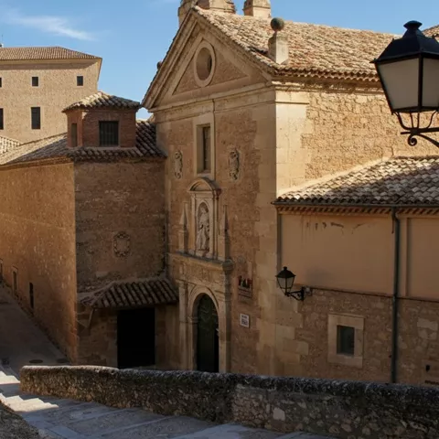 Calle empedrada con iglesia y murallas