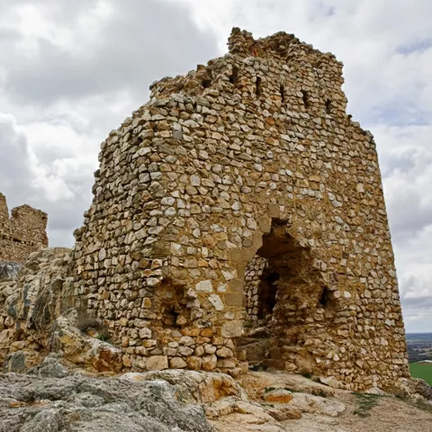 Ruinas de fortaleza de piedra sobre terreno elevado
