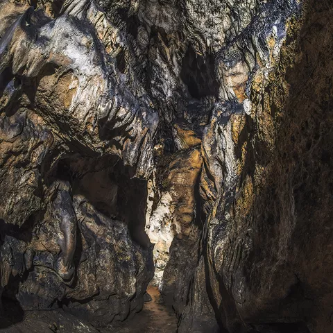 Pasadizo rocoso en cueva