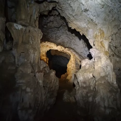 Galería subterránea con estalactitas