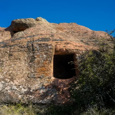 Cueva excavada en roca