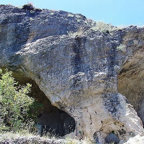 Entrada de cueva en pared caliza