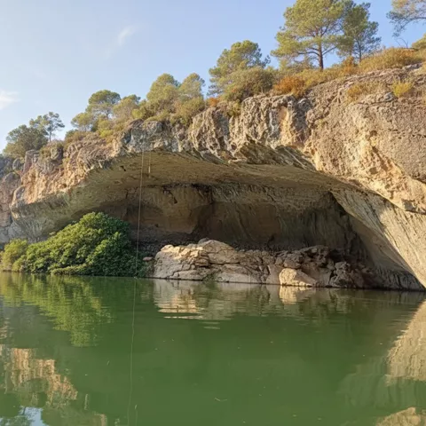 Gran cavidad rocosa junto al agua